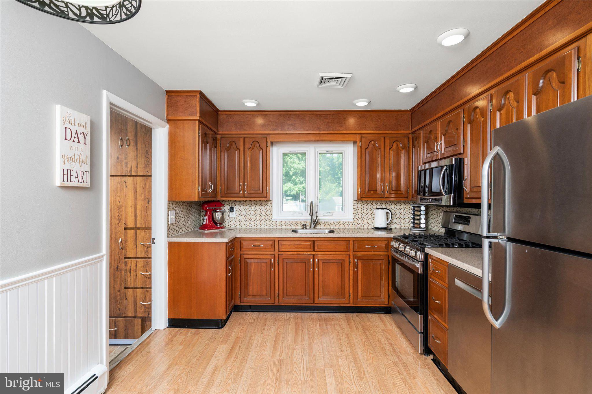 32 Malaga Drive Ewing, NJ 08638 - Photo 6 of 31