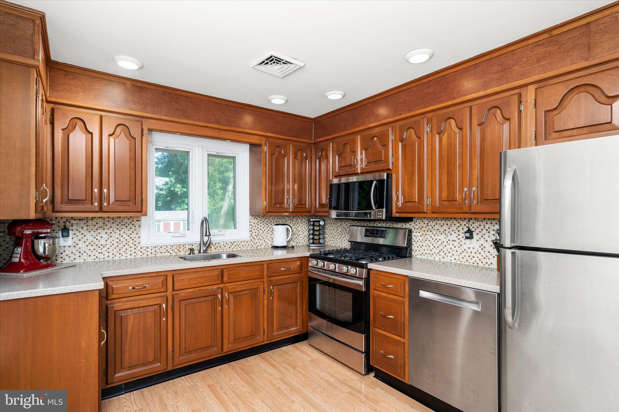 32 Malaga Drive Ewing, NJ 08638 - Photo 9 of 31