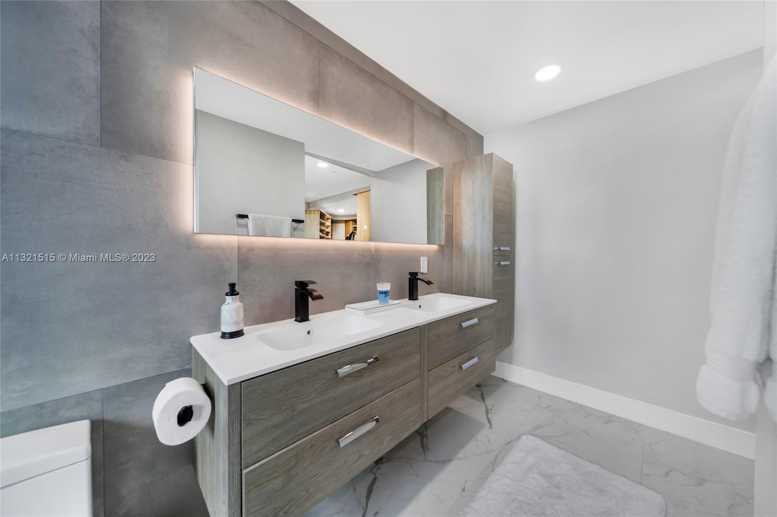 60 Southwest 13th Street, Unit 3600 Miami, FL 33130 - Photo 19 of 43 a bathroom with a tub sink and mirror