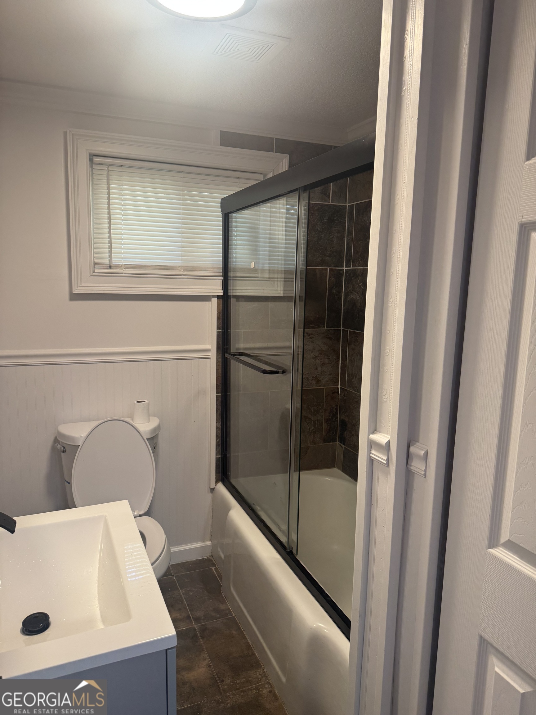 145 Henry Circle LaFayette, GA 30728 - Photo 20 of 28 a bathroom with a bathtub and shower