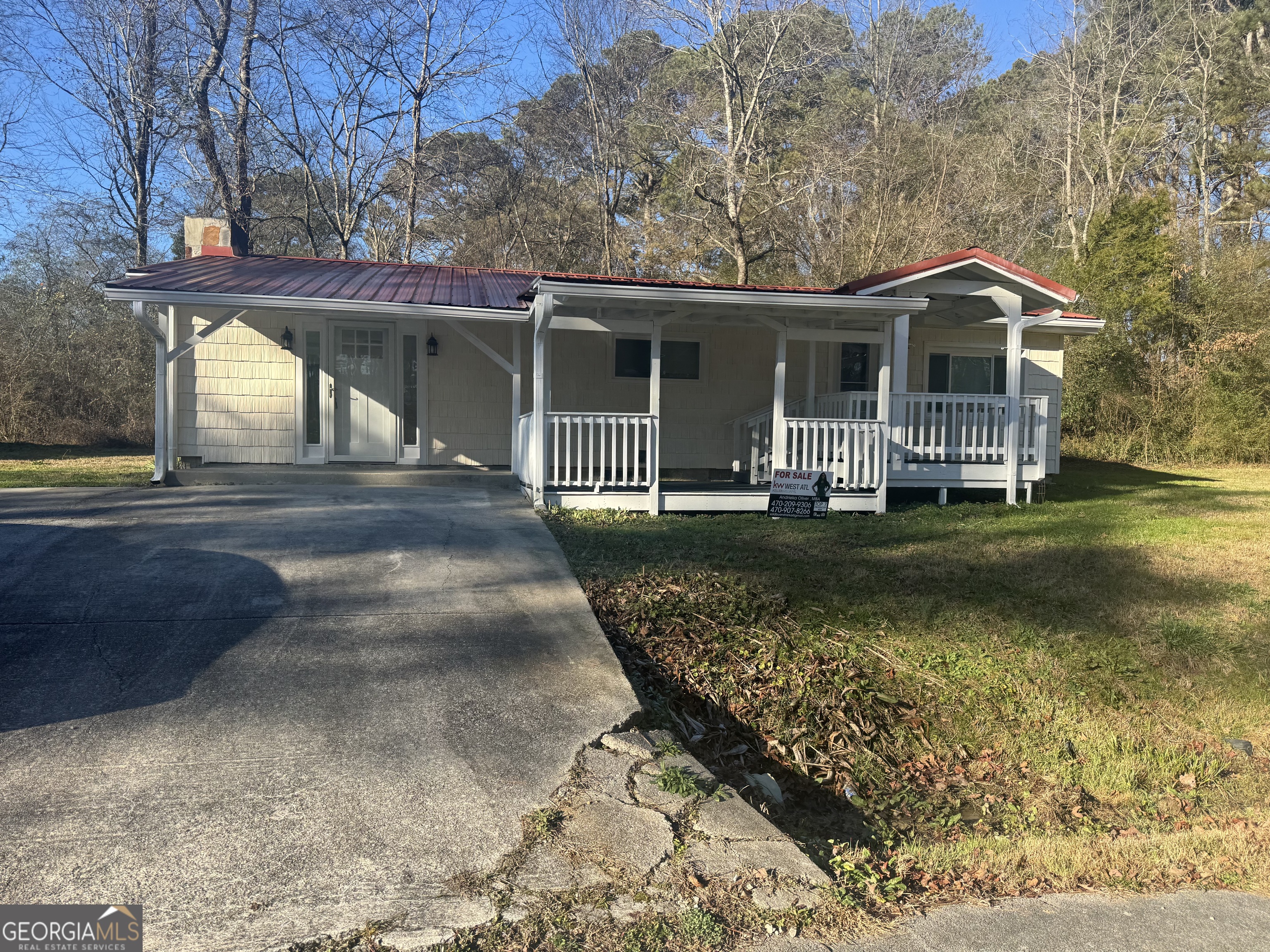 145 Henry Circle LaFayette, GA 30728 - Photo 2 of 28 a front view of a house with garden