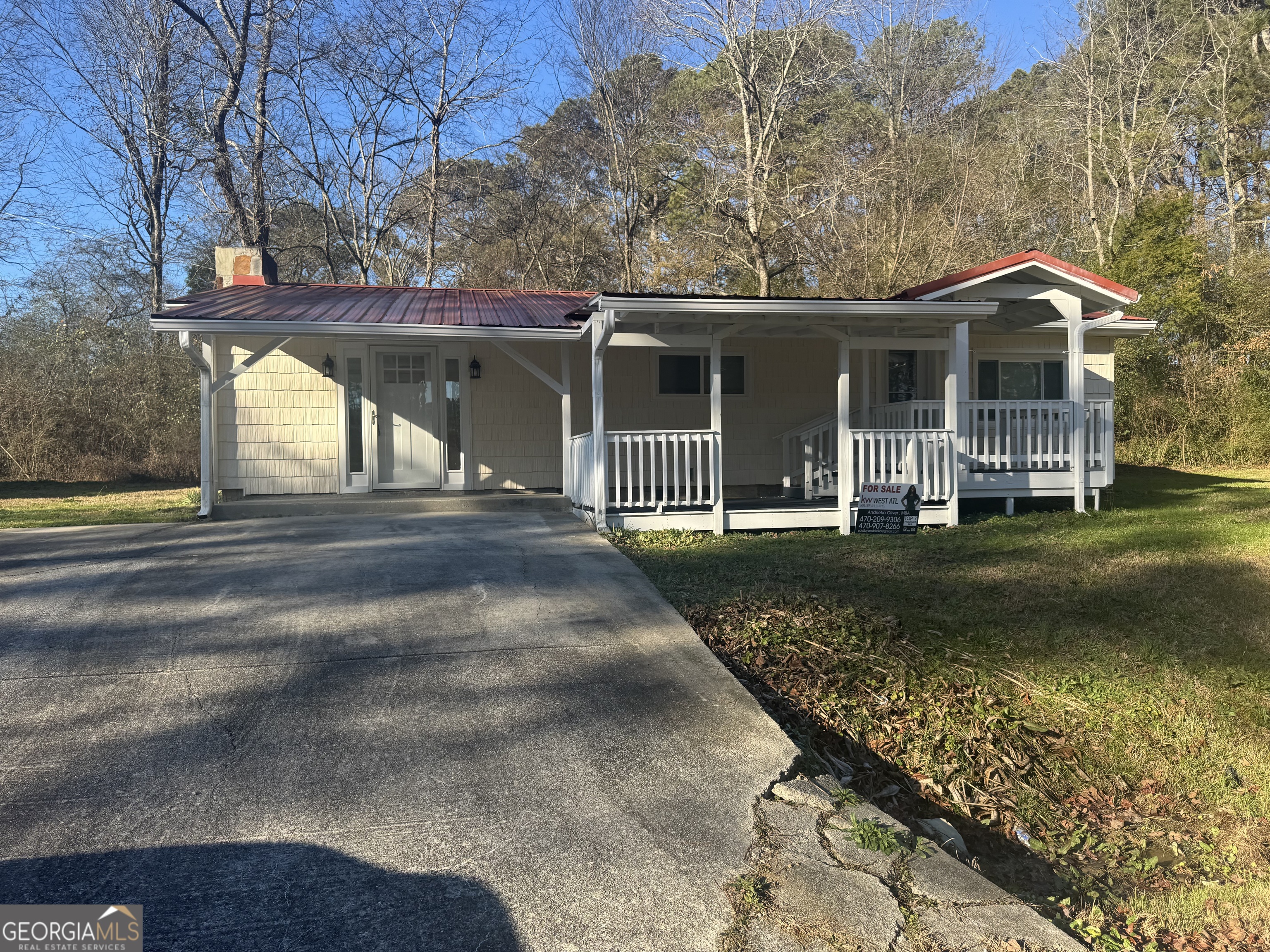 145 Henry Circle LaFayette, GA 30728 - Photo 3 of 28 a front view of a house with garden