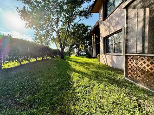 a view of a backyard with pathway