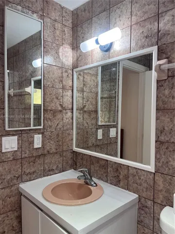 $1,500 | 305 Southeast 12th Avenue, Unit 2B, Pompano Beach, FL 33060