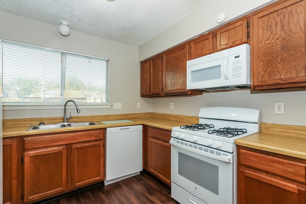 15826 Beechnut Street Houston, TX 77083 - Photo 8 of 16