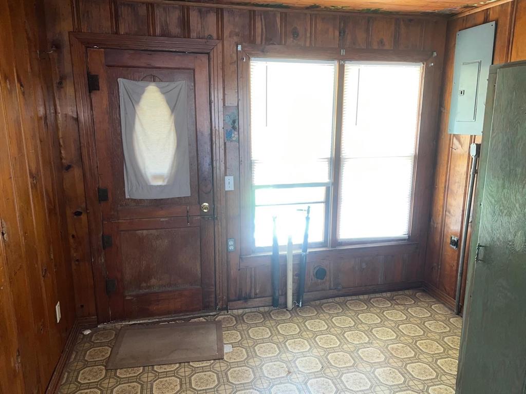 307 Copperhead Road Mineral Wells, TX 76067 - Photo 3 of 12 an empty room with windows and closet