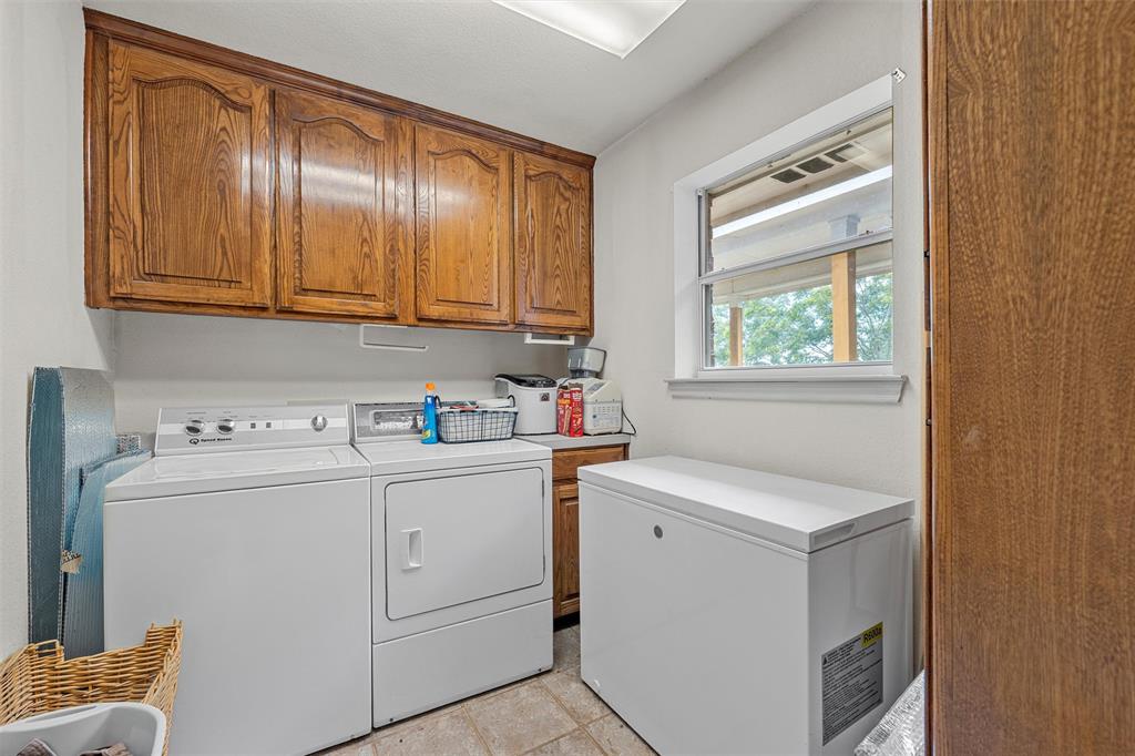 654 County Road 473 Lott, TX 76656 - Photo 13 of 40 a utility room with dryer and washer