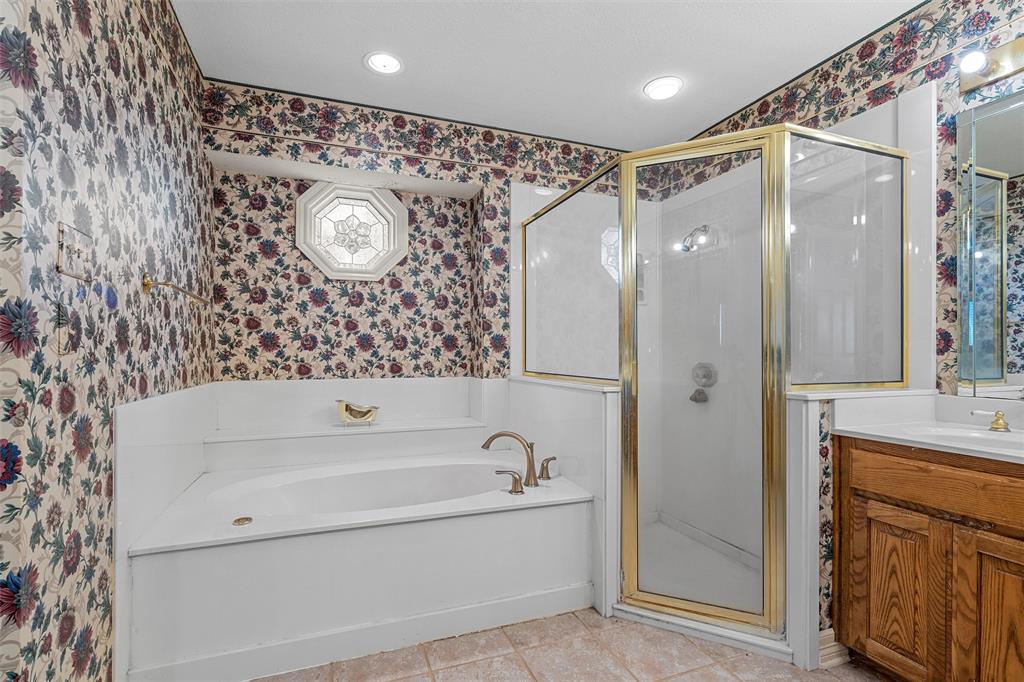 654 County Road 473 Lott, TX 76656 - Photo 16 of 40 a bathroom with a bathtub and a sink