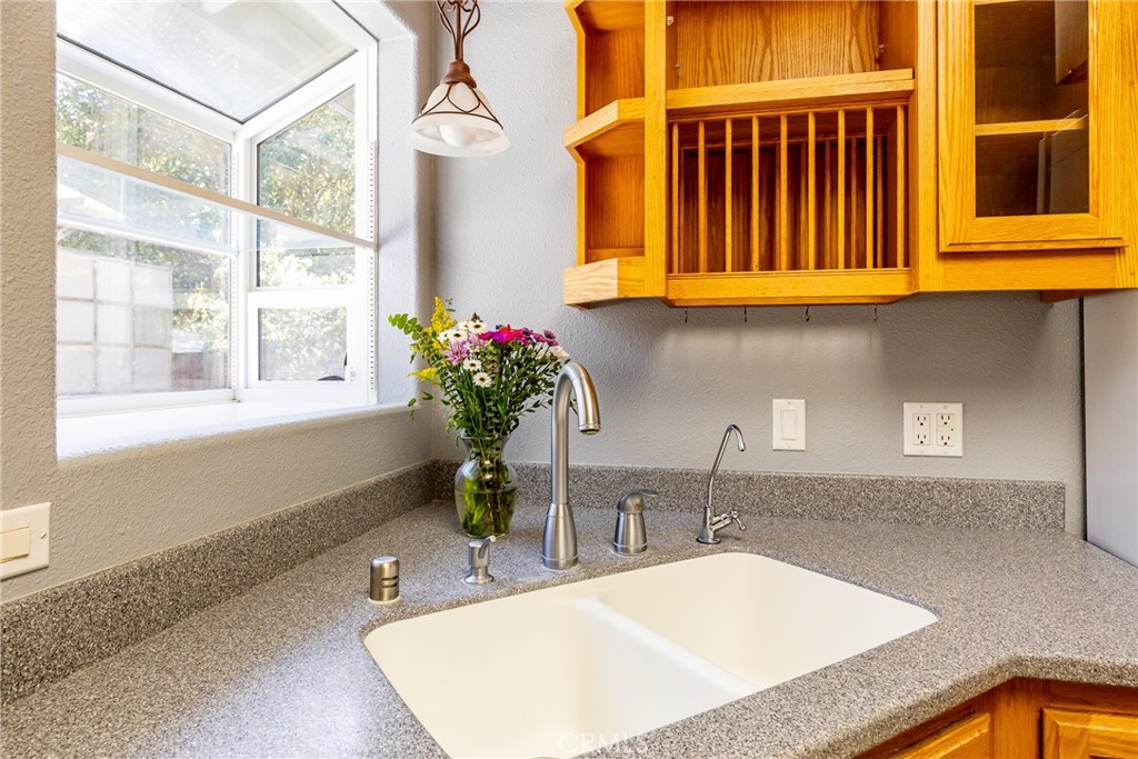 2155 Cowper Street Cambria, CA 93428 - Photo 13 of 35 a bathroom with a tub a sink and a window