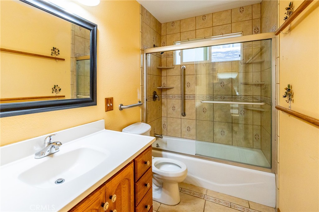 2155 Cowper Street Cambria, CA 93428 - Photo 20 of 35 a bathroom with a sink mirror toilet and bathtub