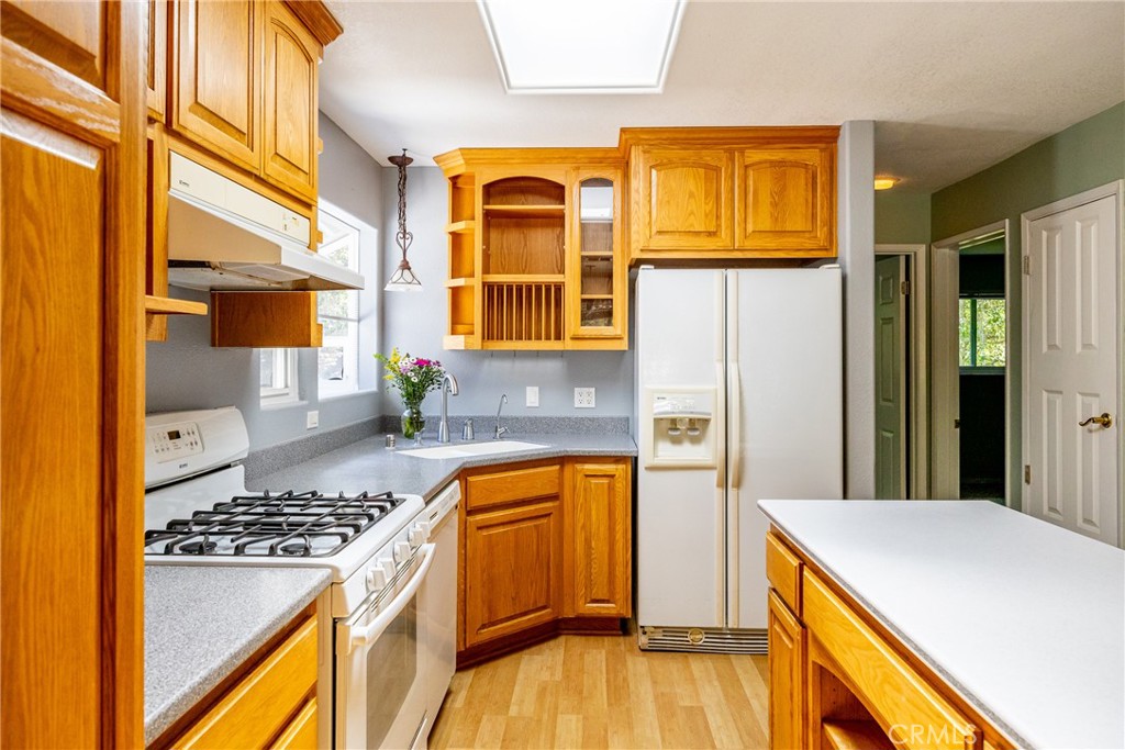 2155 Cowper Street Cambria, CA 93428 - Photo 28 of 35 a kitchen that has a stove and a wooden floor