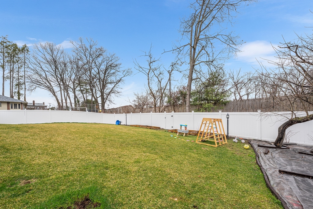 32 Fraser Road Framingham, MA 01702 - Photo 4 of 37