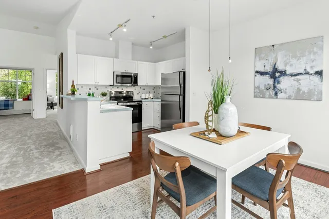 $525,000 | 23420 Southeast Black Nugget Road, Unit C303, Issaquah, WA 98029