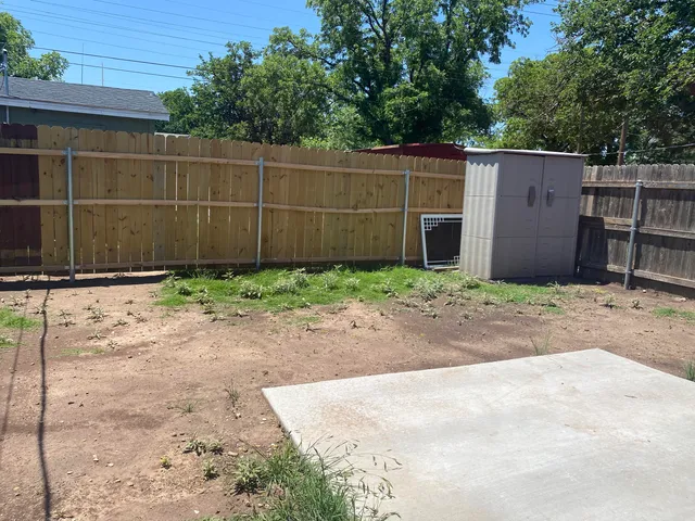 a view of a backyard