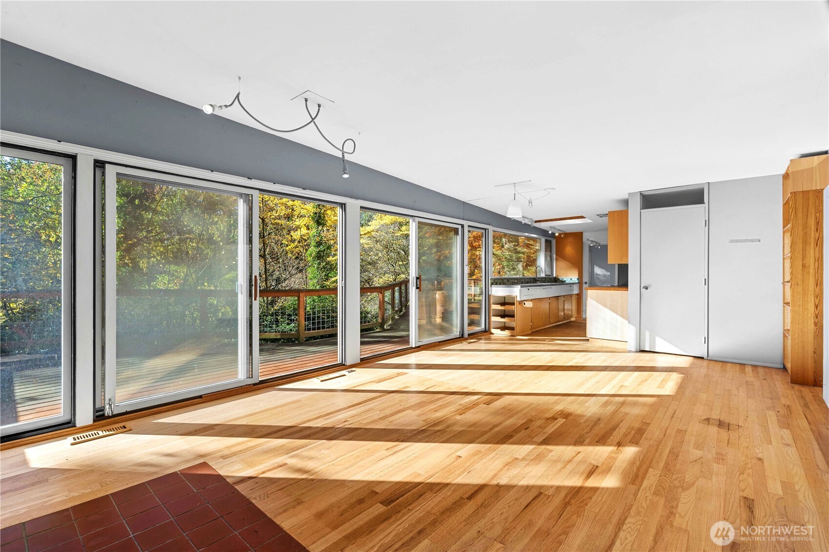 12117 Southeast 26th Street Bellevue, WA 98005 - Photo 10 of 38