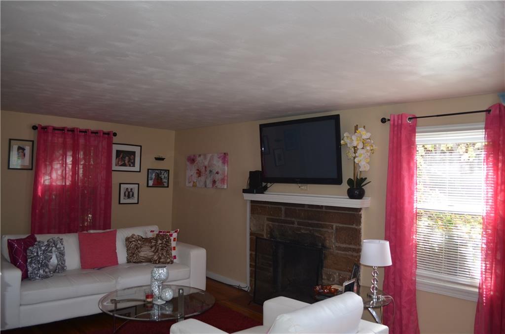 2118 Lindsay Road Pittsburgh, PA 15221 - Photo 3 of 15 Living room
