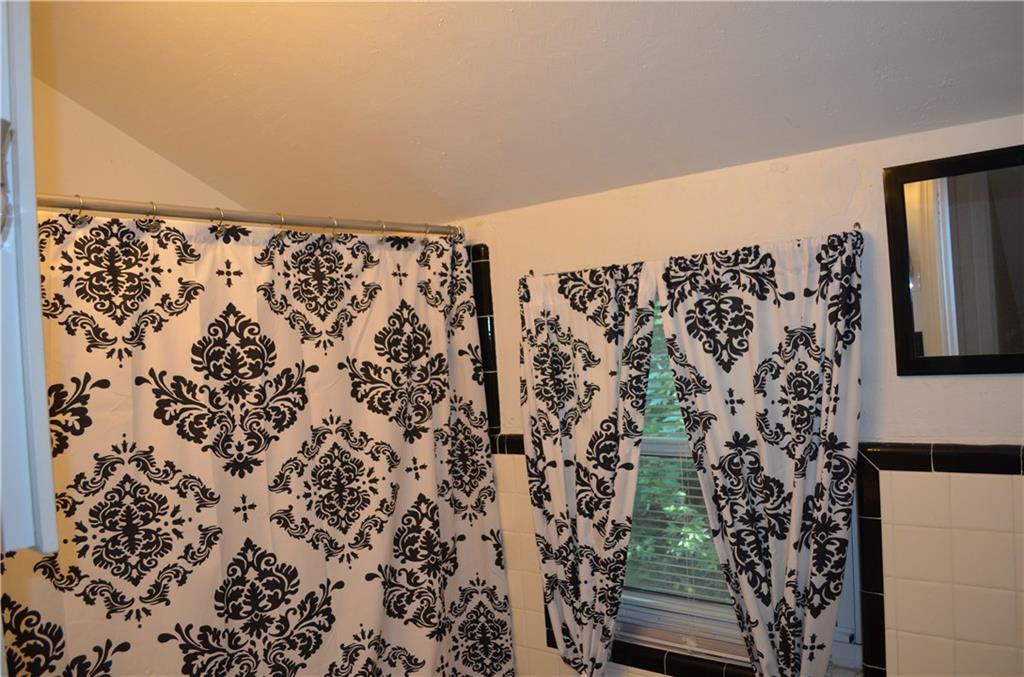2118 Lindsay Road Pittsburgh, PA 15221 - Photo 9 of 15 Bathroom