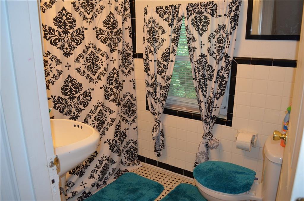 2118 Lindsay Road Pittsburgh, PA 15221 - Photo 10 of 15 Bathroom