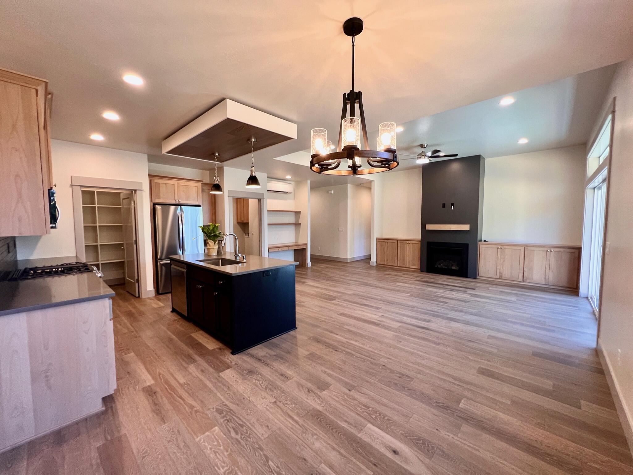 355 Randy Street Ashland, OR 97520 - Photo 2 of 35 Living Area