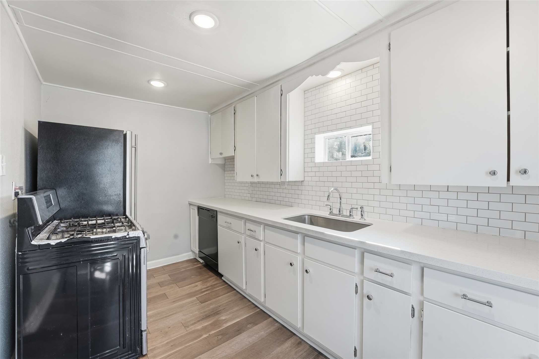 6526 Linden Street Houston, TX 77087 - Photo 11 of 26 Back Apartment- Kitchen 2nd Floor