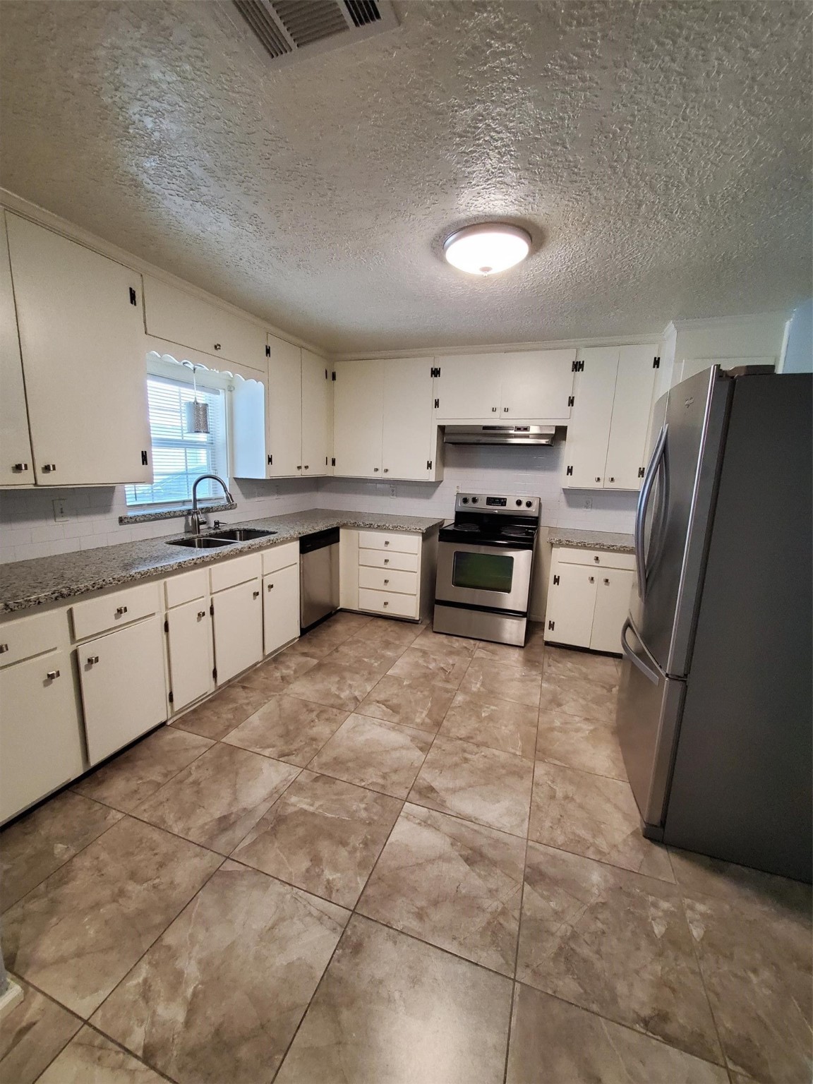 6526 Linden Street Houston, TX 77087 - Photo 20 of 26 Main House - Kitchen (Photo taken before tenants moved in)