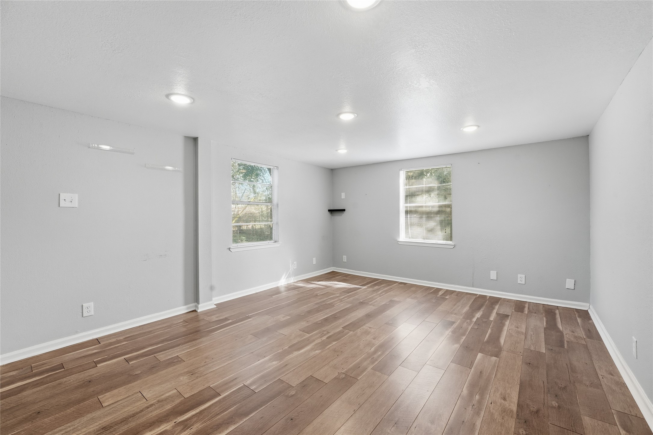 6526 Linden Street Houston, TX 77087 - Photo 3 of 26 Back Apartment- Living Room 1st Floor