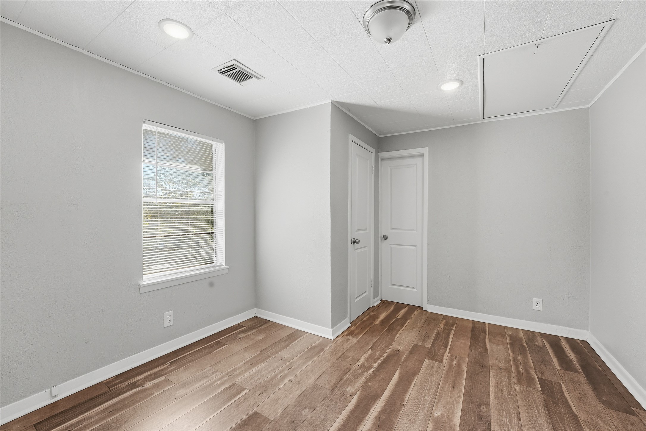 6526 Linden Street Houston, TX 77087 - Photo 9 of 26 Back Apartment- Game Room 2nd Floor