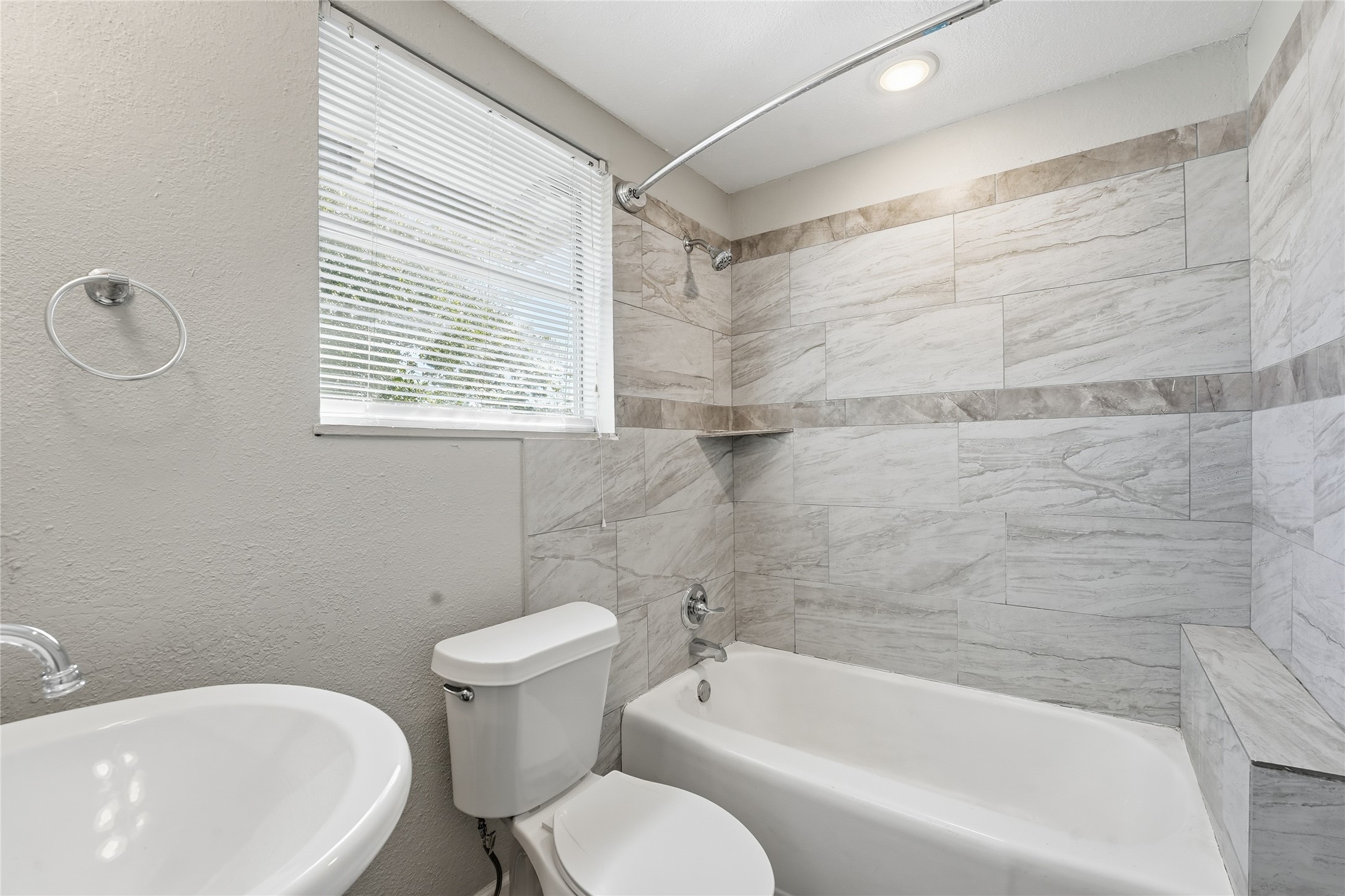 6526 Linden Street Houston, TX 77087 - Photo 10 of 26 Back Apartment- Full Bathroom 2nd Floor