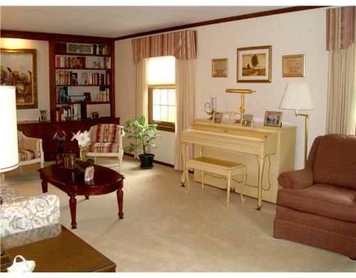 118 Ridgeview Drive Venetia, PA 15367 - Photo 3 of 15 Living Room. Builtin bookcases, crown moulding, front and side windows....elegant.
