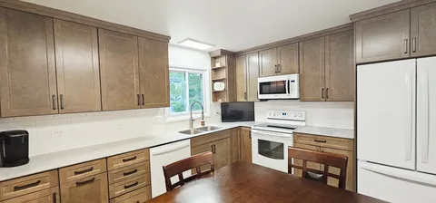 905 Nottingham Lane, Crystal Lake, IL 60014