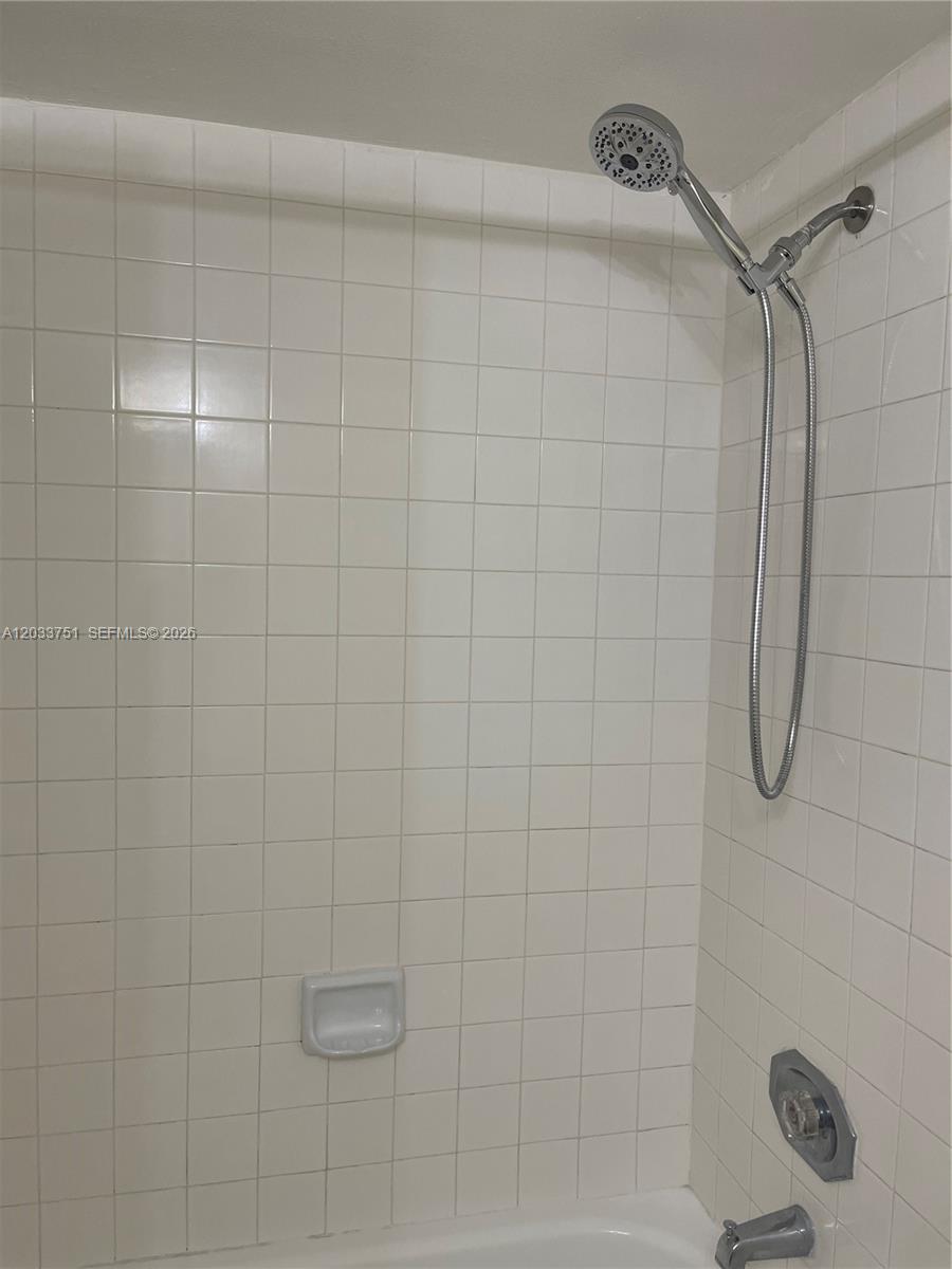 3252 Foxcroft Road, Unit 307 Miramar, FL 33025 - Photo 21 of 41 Tub