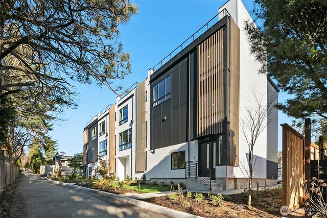 $1,899,000 | 413 99th Avenue Northeast, Bellevue, WA 98004