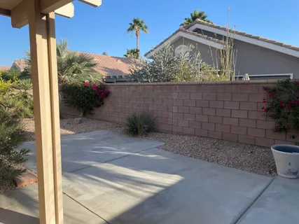 a view of a backyard