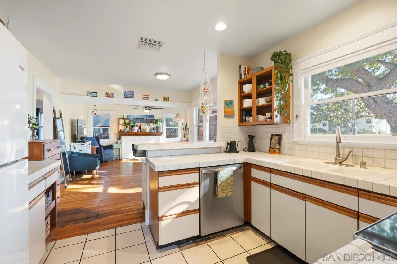 1042 Lincoln Avenue San Diego, CA 92103 - Photo 7 of 46