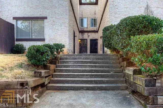 a view of entryway and hall