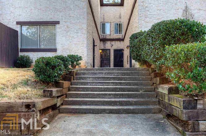 a view of entryway and hall