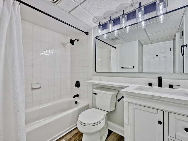 $2,300 | 3849 North Parkway Drive, Unit 2A, Northbrook, IL 60062