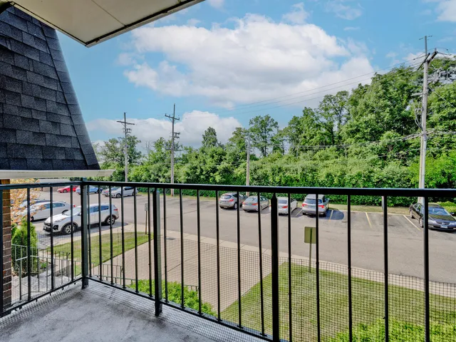 $2,300 | 3849 North Parkway Drive, Unit 2A, Northbrook, IL 60062