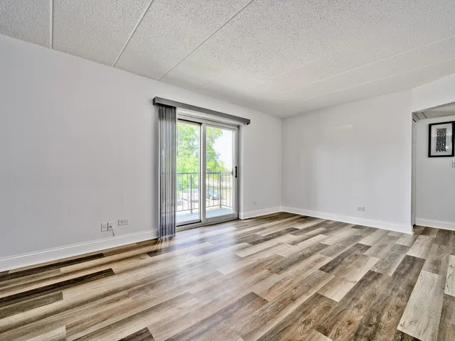 $2,300 | 3849 North Parkway Drive, Unit 2A, Northbrook, IL 60062