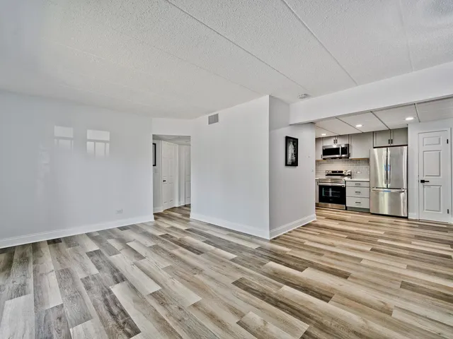 $2,300 | 3849 North Parkway Drive, Unit 2A, Northbrook, IL 60062