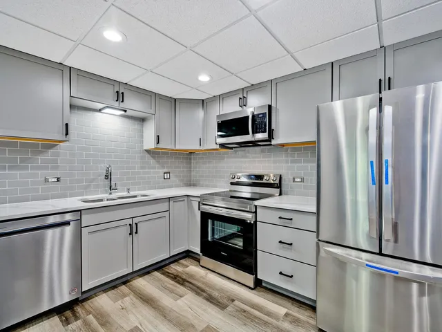 $2,300 | 3849 North Parkway Drive, Unit 2A, Northbrook, IL 60062