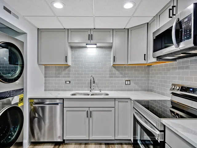 $2,300 | 3849 North Parkway Drive, Unit 2A, Northbrook, IL 60062