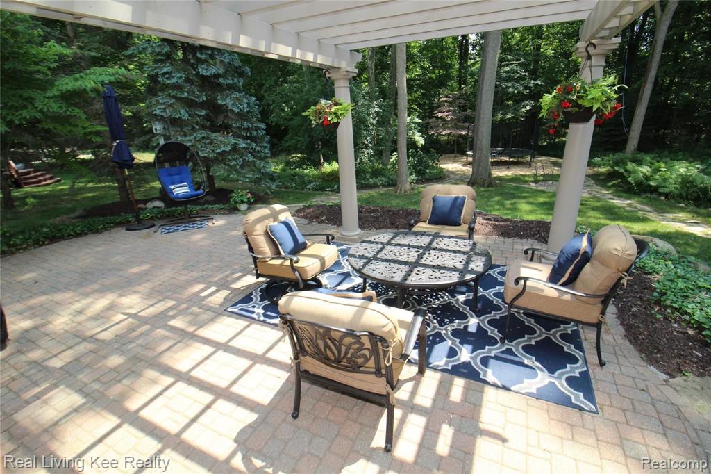 1081 Chesapeake Rochester Hills, MI 48307 - Photo 7 of 80