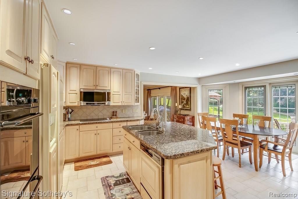 925 Stanford Circle Rochester Hills, MI 48309 - Photo 10 of 45