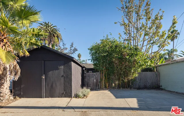 a view of a house with a tree