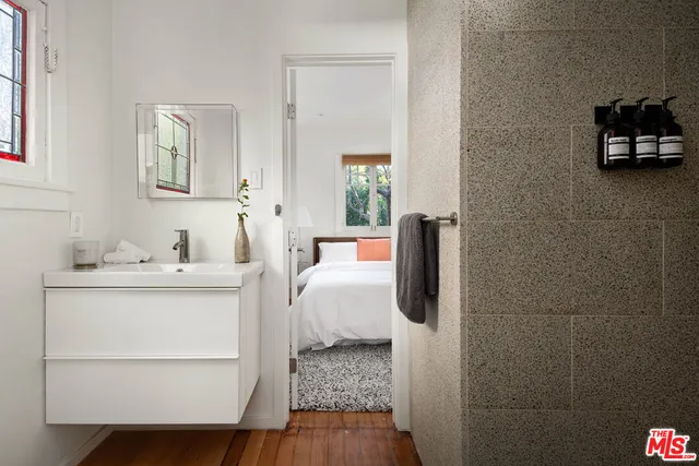 a en suite bathroom with a sink and a mirror
