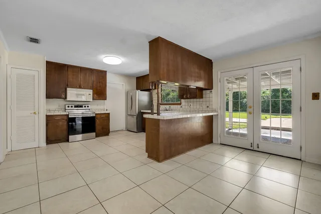 $3,200 | 2613 Killarney Way, Tallahassee, FL 32309