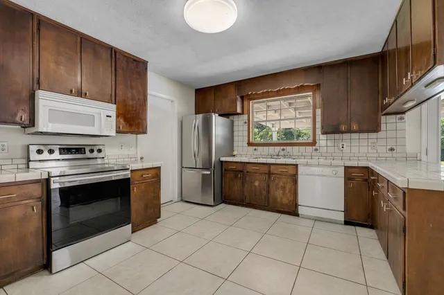 $3,200 | 2613 Killarney Way, Tallahassee, FL 32309