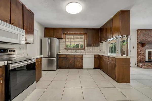 $3,200 | 2613 Killarney Way, Tallahassee, FL 32309