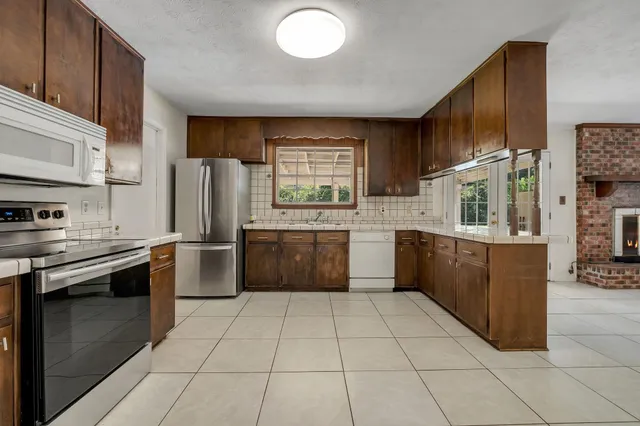 $3,200 | 2613 Killarney Way, Tallahassee, FL 32309